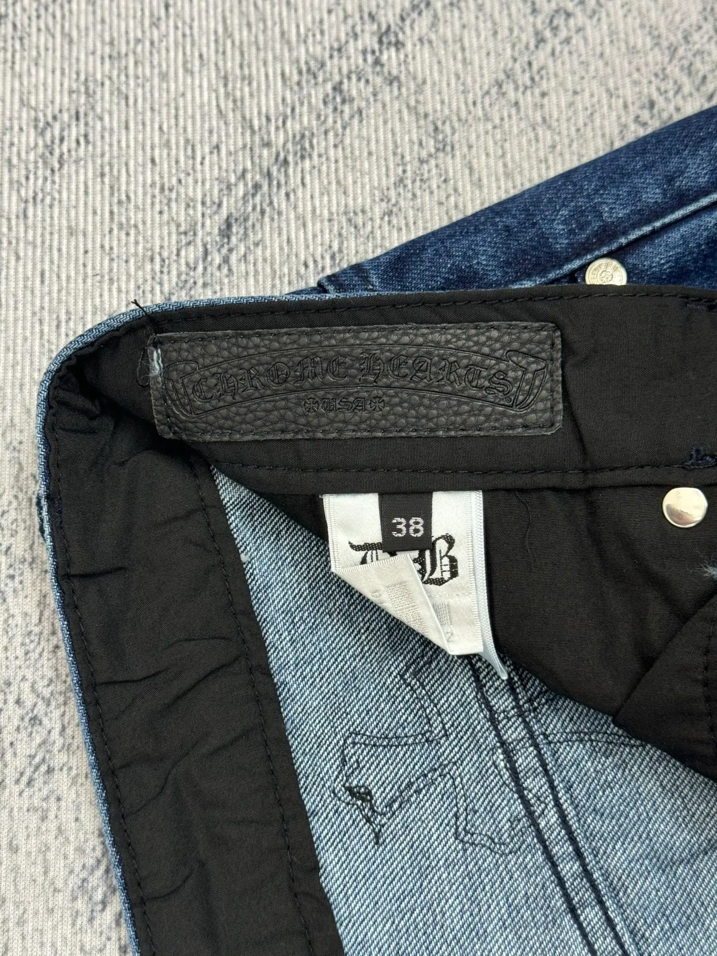 P750 Chrome Heat CH limited flame patch leather jeans Size: 30/32/34/36/38 This jeans is a store VIP limited edition (can only be purchased by store VIPs) and is not an official website model, so it is even rarer. When we got it back, we found that these pants were different from the usual 501 version. These pants were made of CH's own soleplate, not the 501 soleplate. So I can only customize the fabrics myself and rely on various relationships to get the raw material fabrics. The washing process also took dozens of attempts to finally achieve the effect we wanted. This pair of pants uses a total of 35 pieces of leather, all of which are second-layer cowhide. Therefore, whether the material is leather label or wash label, fabric or hardware, the mold needs to be re-opened and the cross must be sewn manually (in order to restore it, it can only be done manually).